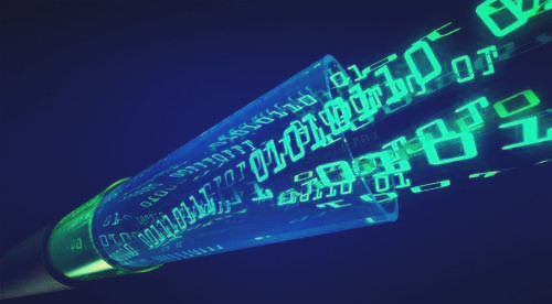 光纖傳輸?shù)暮喗?/></p><p><strong>二、光纖傳輸構(gòu)成</strong></p><p>點到點的光學(xué)傳輸系統(tǒng)由三個基本部分構(gòu)成：產(chǎn)生光信號的光發(fā)送機(jī)、攜帶光信號的光纜和接收光信號的光接收機(jī)。光纖是一種采用玻璃作為波導(dǎo)，以光的形式將信息從一端傳送到另一端的技術(shù)。今天的低損耗玻璃光纖相對于早期發(fā)展的傳輸介質(zhì)，幾乎不受帶寬限制并具有獨一無二的優(yōu)勢。</p><p style=